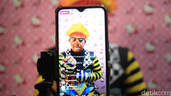 Badut Ini Hibur Anak-anak Via Medsos Saat Pandemi Corona
