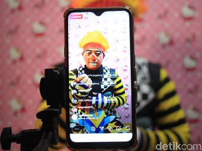 Badut Ini Hibur Anak-anak Via Medsos Saat Pandemi Corona