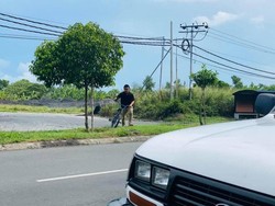 Perjuangan Pria Kayuh Sepeda Cari Makanan untuk Anak Istri Saat Lockdown