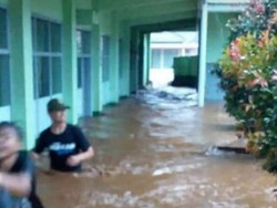 Ratusan Rumah Terdampak Banjir Akibat Luapan Sungai di Garut