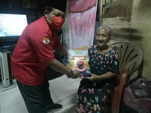 Lansia dan Warga Kurang Mampu Dapat Paket Sembako