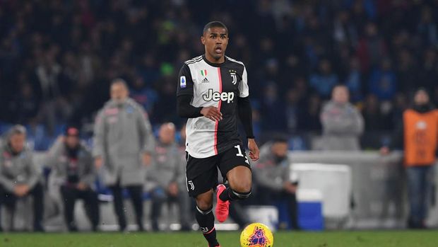 NAPLES, ITALY - JANUARY 26: Douglas Costa of Juventus during the Serie A match between SSC Napoli and  Juventus at Stadio San Paolo on January 26, 2020 in Naples, Italy. (Photo by Francesco Pecoraro/Getty Images)