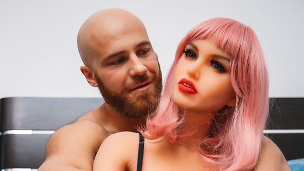 Foto: Binaragawan Mesra dengan Boneka Seks yang Mau Dinikahinya