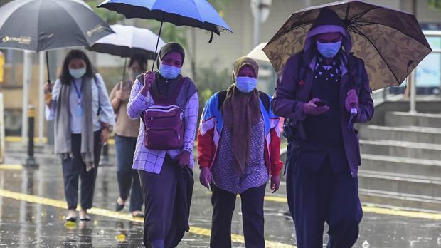 Warga berjalan menggunakan masker di kawasan Jalan Kendal, Jakarta, Senin (6/4/2020). Pemerintah meminta seluruh masyarakat untuk menggunakan masker saat berada di luar rumah seiring dengan imbauan terbaru Organisasi Kesehatan Dunia (WHO) untuk mengurangi risiko penyebaran virus corona (COVID-19) serta tetap melakukan jaga jarak aman atau physical distancing. ANTARA FOTO/Muhammad Adimaja/wsj.