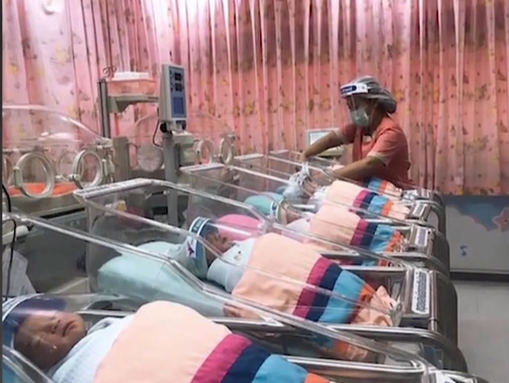 Cegah Virus Corona, Sejumlah Bayi di Thailand Kenakan Pelindung Wajah Cegah Virus Corona, Sejumlah Bayi di Thailand Kenakan Pelindung Wajah