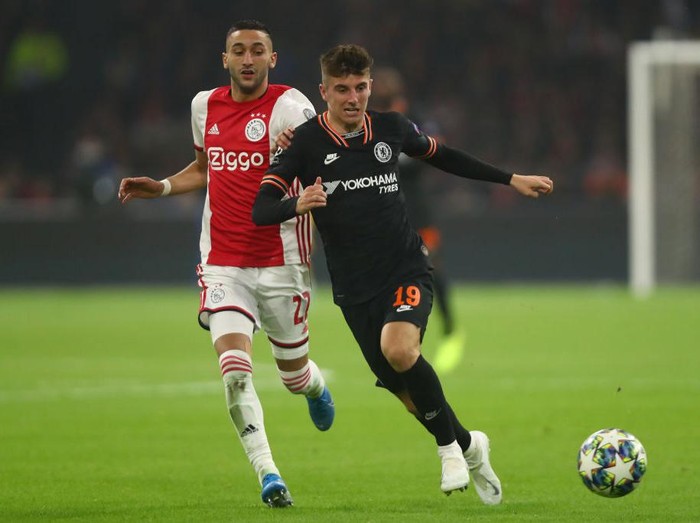 AMSTERDAM, NETHERLANDS - OCTOBER 23: Mason Mount of Chelsea battles for possession with Hakim Ziyech of AFC Ajax during the UEFA Champions League group H match between AFC Ajax and Chelsea FC at Amsterdam Arena on October 23, 2019 in Amsterdam, Netherlands. (Photo by Dean Mouhtaropoulos/Getty Images)