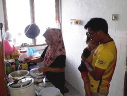 Miris! Pasangan yang Kehabisan Uang Ini Hanya Makan Nasi Pakai Gula