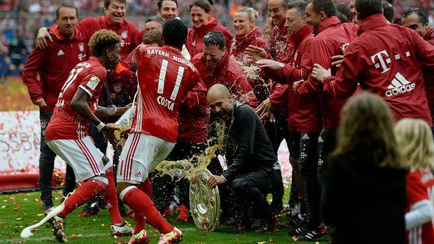 Costa (nomor 11) merayakan gelar Bundesliga bersama Guardiola dan tim.
