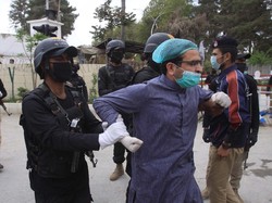 Sejumlah Tenaga Medis di Pakistan Ditahan Setelah Protes Kekurangan APD