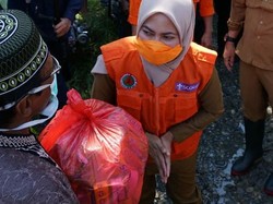 Di Tengah Corona, Bupati Lutra Beri Bantuan ke Desa Terdampak Banjir