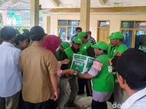 Warga Sempol Bondowoso Diberi Buku Agar Tak Jenuh Social Distancing