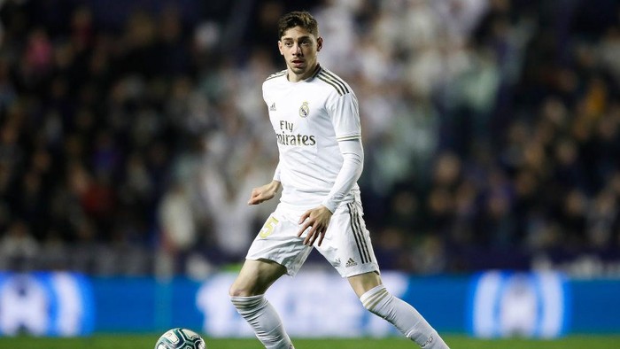 VALENCIA, SPAIN - FEBRUARY 22: Federico Valverde of Real Madrid controls the ball during the Liga match between Levante UD and Real Madrid CF at Ciutat de Valencia on February 22, 2020 in Valencia, Spain. (Photo by Eric Alonso/Getty Images)