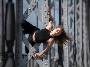 Wanita Rusia Ini Luapkan Kerinduannya Menari di Jembatan Wanita Rusia Ini Luapkan Kerinduannya Menari di Jembatan