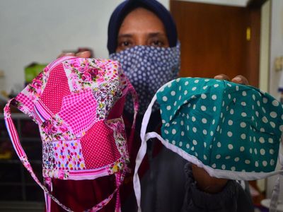Relawan dan Penyandang Disabilitas Bikin Masker Gratis