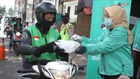 PKB Bagi-bagi Nasi Kotak Untuk Ojol