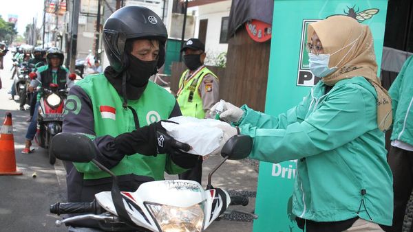 PKB Bagi-bagi Nasi Kotak Untuk Ojol