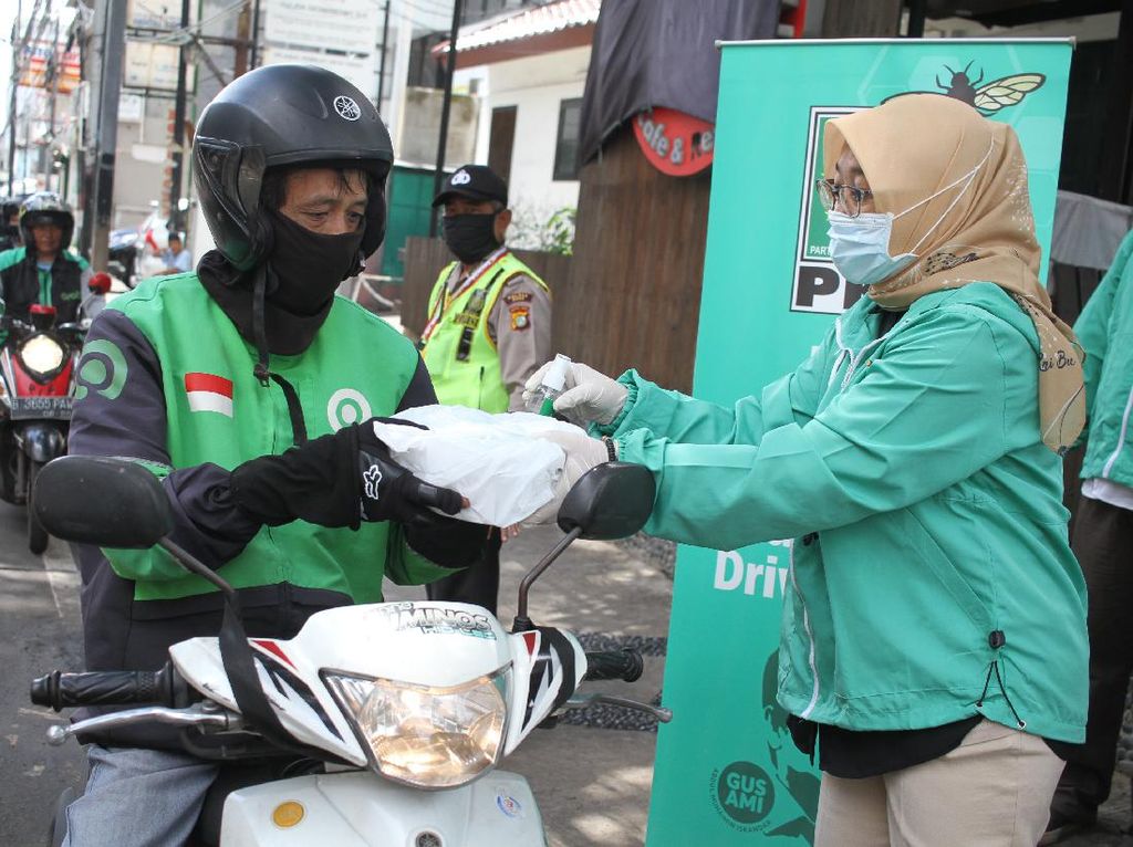 PKB Bagi-bagi Nasi Kotak Untuk Ojol PKB Bagi-bagi Nasi Kotak Untuk Ojol