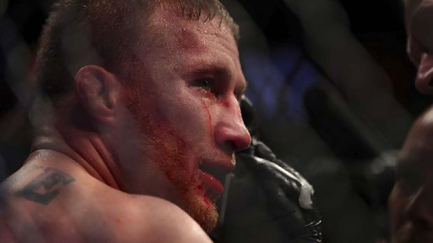 7DETROIT, MI - 2 DESEMBER: Justin Gaethje melihat selama pertarungannya dengan Eddie Alvarez selama UFC 218 di Little Ceasars Arena pada 2 Desember 2018 di Detroit, Michigan.  Gregory Shamus / Getty Images / AFP