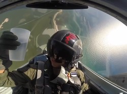 Minum Sambil Manuver, Pilot Ini Tunjukkan Air Tak Bisa Tumpah di Ketinggian