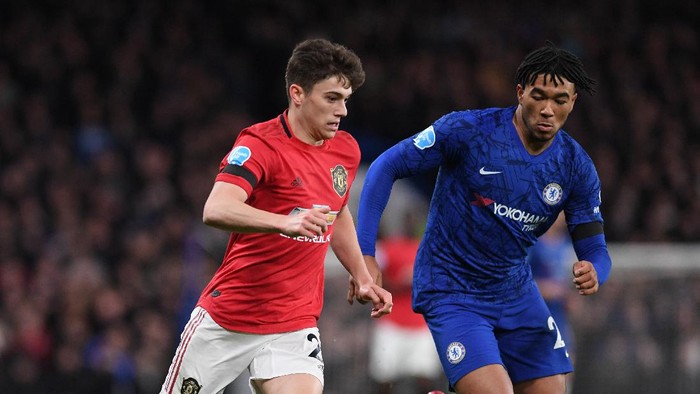 LONDON, ENGLAND - FEBRUARY 17:  Daniel James of Manchester United breaks away from Reece James of Chelsea during the Premier League match between Chelsea FC and Manchester United at Stamford Bridge on February 17, 2020 in London, United Kingdom. (Photo by Shaun Botterill/Getty Images)
