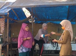 Cegah COVID-19, Bupati Luwu Utara Bagikan Masker Kain ke Masyarakat