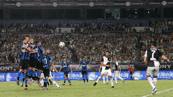 NANJING, CHINA - JULY 24: Cristiano Ronaldo of Juventus scores his sides first goal from a free kick during the International Champions Cup match between Juventus and FC Internazionale at the Nanjing Olympic Center Stadium on July 24, 2019 in Nanjing, China. (Photo by Fred Lee/Getty Images)
