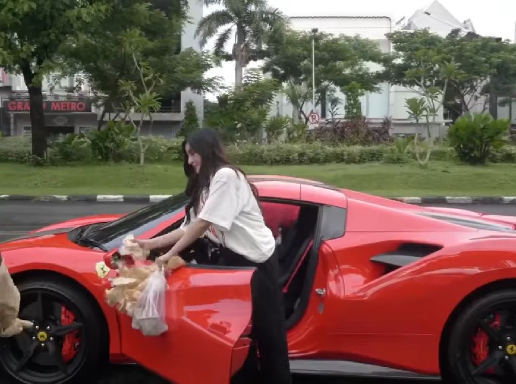 Naik Mobil Ferrari, Pengusaha Ini Borong Nasi Bungkus untuk Dibagi-bagi