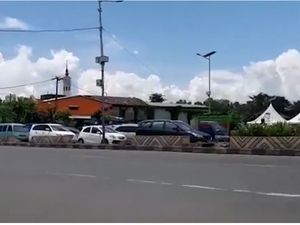 Lalin Macet 11 KM di Maros Akibat Penyemprotan Disinfektan Lalin Macet 11 KM di Maros Akibat Penyemprotan Disinfektan