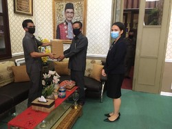 Ikahi Bagikan Ribuan Liter Hand Sanitizer ke Hakim dan Pegawai Pengadilan