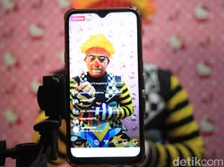 Wabah Corona, Badut di Cimahi Hibur Anak-anak Via Medsos