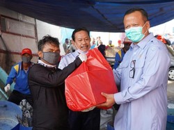 KKP Bagikan 560 Paket Sembako ke Nelayan Miskin di Muara Baru