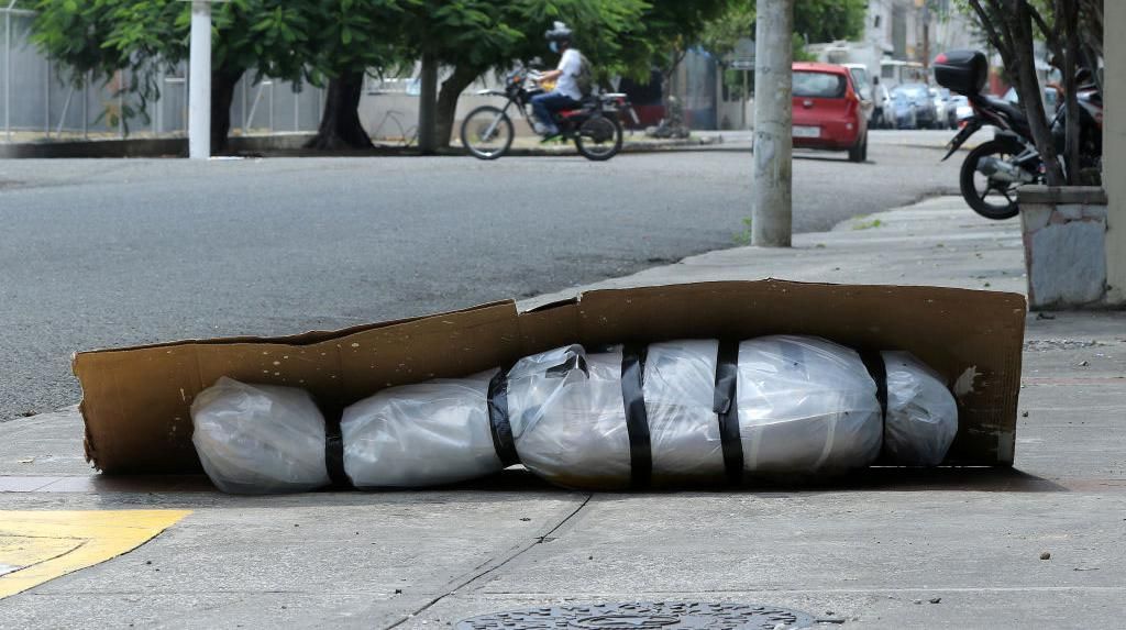 Mayat Terbungkus Plastik dan Peti Jenazah Bergeletakan di Ekuador Mayat Terbungkus Plastik dan Peti Jenazah Bergeletakan di Ekuador