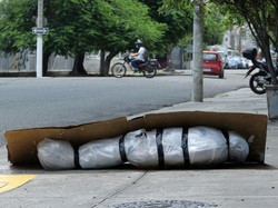 Keluarga Pasien di Bolivia Tinggalkan Peti Mati Korban Corona di Jalanan