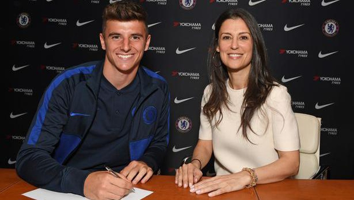 Marina Granovskaia (kiri) saat menandatangani kontrak untuk Mason Mount di Chelsea. (Foto: Chelsea)