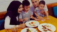 10 Momen Kulineran Soraya Larasati Bareng Keluarga hingga Teman Artis
