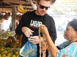 Kocaknya Bule Saat Ditantang Belanja Pakai Bahasa Inggris Campur Jawa