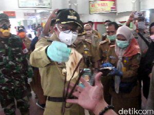 Walkot Parepare Edukasi dan Bagikan Masker Kain ke Warga di Pasar Lakessi