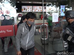 Brimob Bubarkan Warga Makassar yang Masih Nongkrong Saat Pendemi Corona