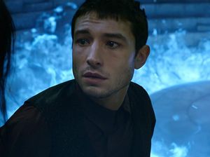 5 Film Populer Ezra Miller yang Terekam Cekik Fans Perempuan