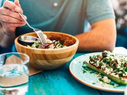 7 Kebiasaan Makan yang Sepele Ini Bisa Bikin Perut Buncit