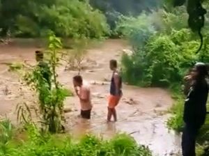 Pencarian Korban Hilang Terseret Arus Sungai di Bondowoso Libatkan Basarnas Pencarian Korban Hilang Terseret Arus Sungai di Bondowoso Libatkan Basarnas