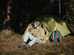 Tips Masuk Hutan ala Regina Safri, Jangan Motek-motekin Tanaman