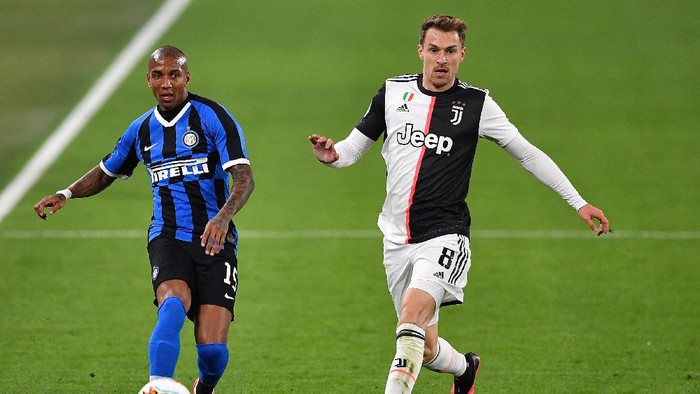 TURIN, ITALY - MARCH 08:  Aaron James Ramsey (R) of Juventus competes with Ashley Young of FC Internazionale during the Serie A match between Juventus and  FC Internazionale at Allianz Stadium on March 8, 2020 in Turin, Italy.  (Photo by Valerio Pennicino/Getty Images )