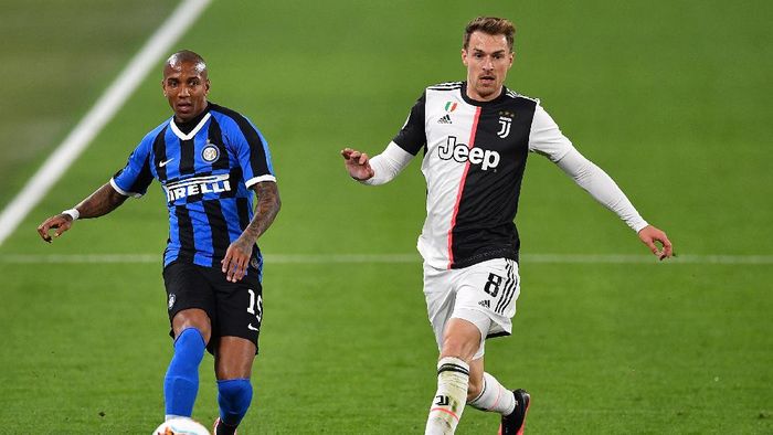 Juventus vs Inter Milan TURIN, ITALY - MARCH 08: Aaron James Ramsey (R) of Juventus competes with Ashley Young of FC Internazionale during the Serie A match between Juventus and FC Internazionale at Allianz Stadium on March 8, 2020 in Turin, Italy. (Photo by Valerio Pennicino/Getty Images )