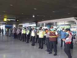 Jelang Kedatangan 156 Pekerja Migran dari Malaysia, Petugas Medis Siaga di Juanda