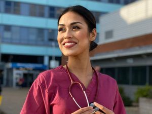 Ratu Kecantikan Ini Gantung Mahkota, Kembali Jadi Dokter Bantu Atasi Corona