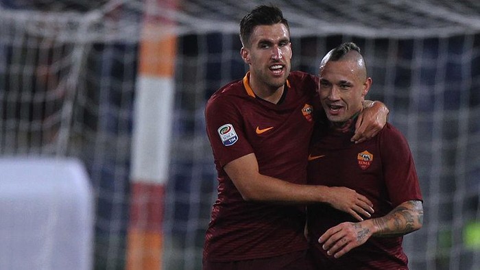 ROME, ITALY - DECEMBER 12:  Radja Nainggolan with his teammate Kevin Strootman of AS Roma celebrates after scoring the opening goal during the Serie A match between AS Roma and AC Milan at Stadio Olimpico on December 12, 2016 in Rome, Italy.  (Photo by Paolo Bruno/Getty Images )