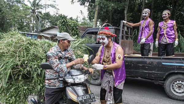 Peduli Corona Peternak Sapi Bagi-bagi Susu Gratis
