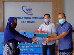 Pandemi Corona, Dosen UBP Karawang Bagikan Masker ke Warga