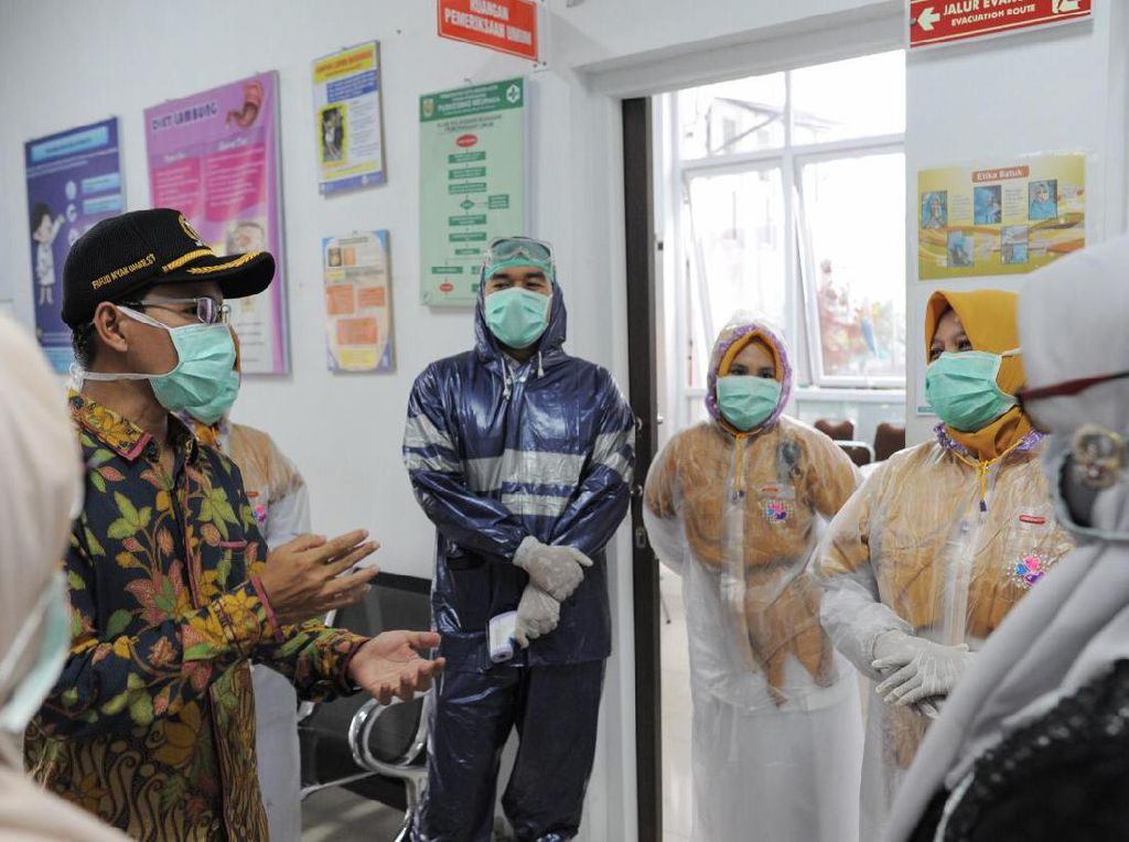 APD Terbatas, Petugas Medis Puskesmas di Banda Aceh Pakai Jas Hujan APD Terbatas, Petugas Medis Puskesmas di Banda Aceh Pakai Jas Hujan